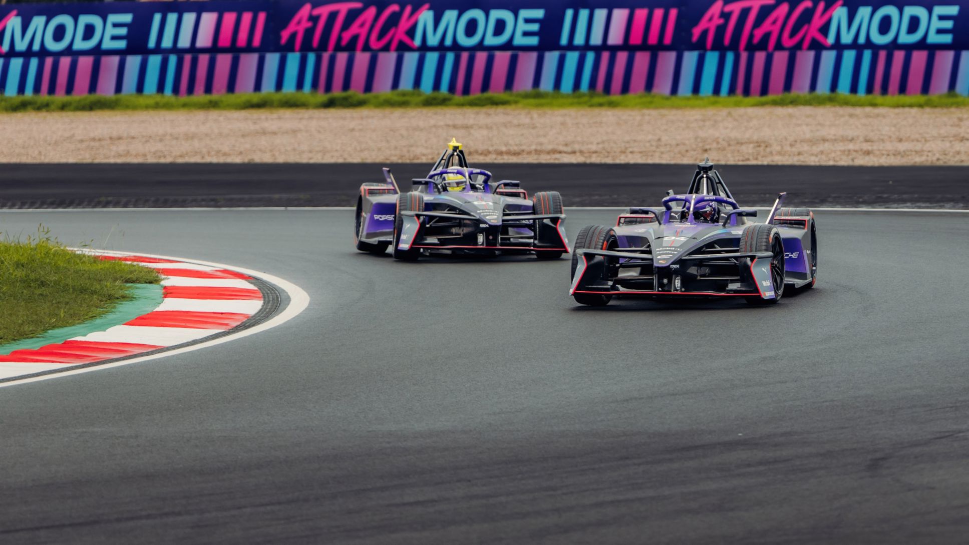 Pascal Wehrlein, Porsche 99X Electric (n&ordm; 94, delante) y  Nico M&uuml;ller, Porsche 99X Electric (n&ordm; 51), E-Prix de Shangh&aacute;i 2, 2026, Porsche AG