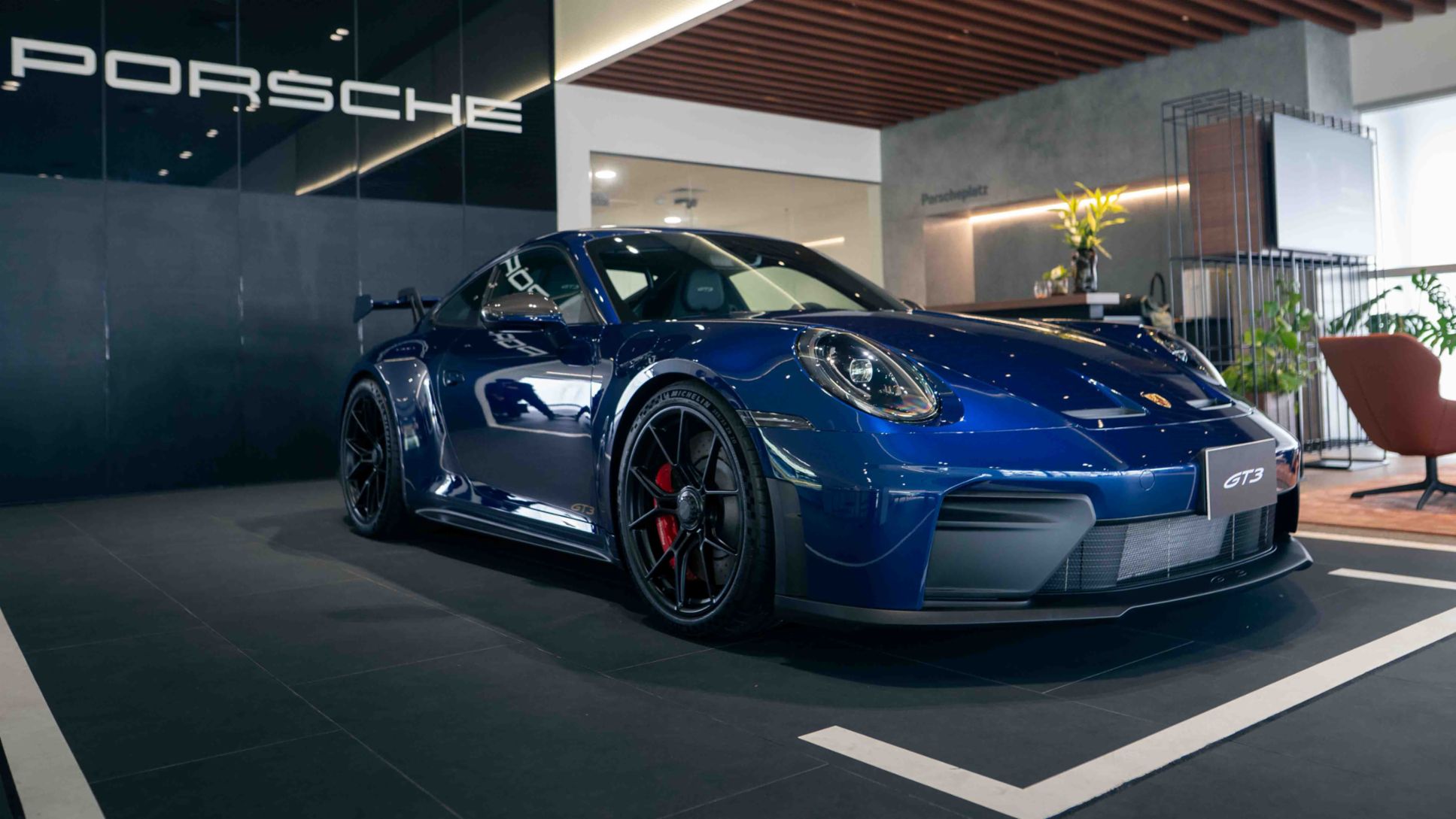 El nuevo 911 GT3 color azul Gentian, en la presentaci&oacute;n de este ic&oacute;nico modelo con motivo de su 25.&ordm; aniversario, realizada en el Porsche Center Lima, ubicado en Surquillo, Lima, Per&uacute;, Porsche AG.