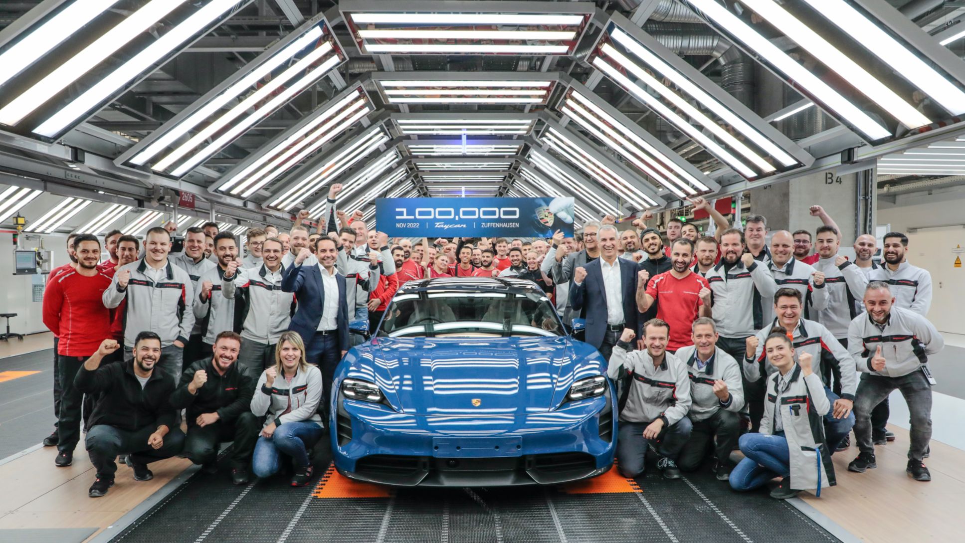 Taycan número 100.000; Albrecht Reimold, miembro del Consejo de Dirección de Porsche AG como responsable de Producción y Logística; equipo de producción del Taycan, 2022, Porsche AG