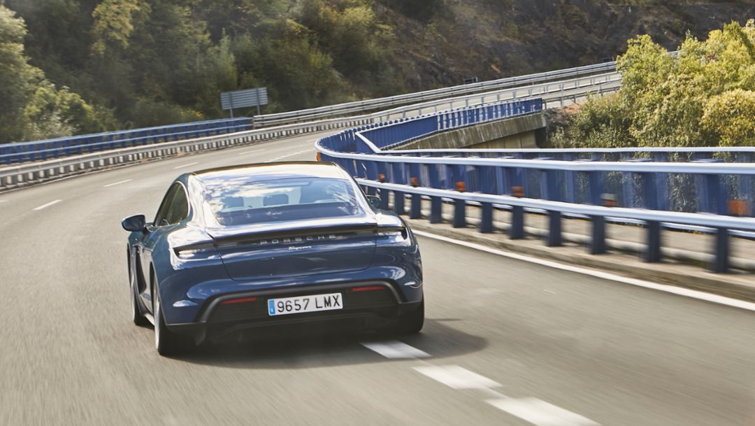 Ruta Gijón - Madrid con el Porsche Taycan