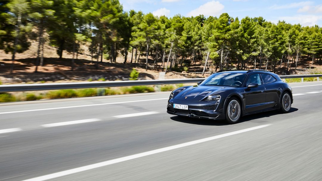 Ruta Madrid - Valencia con el Porsche Taycan Turbo Cross Turismo