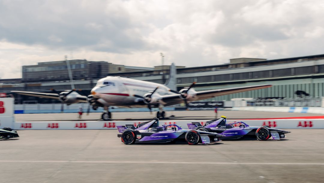 António Félix da Costa, Porsche 99X Electric (nº 13) (delante) y Pascal Wehrlein, Porsche 99X Electric (nº 1), 2ª carrera del E-Prix de Berlín, 2025, Porsche AG