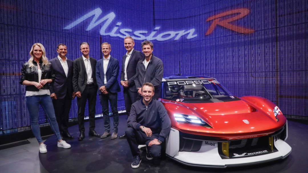 Ruth Hofmann, Michael Steiner, miembro del Consejo de Dirección de Porsche AG (Investigación y Desarrollo), Lutz Meschke, Vicepresidente y miembro del Consejo de Dirección de Porsche AG (Finanzas y Tecnologías de la Información), Michael Mauer, Director de Diseño, Oliver Blume, Presidente del Consejo de Dirección de Porsche AG, Patrick Dempsey, embajador de Porsche, Timo Bernhard, embajador de Porsche (i-d), Mission R, IAA, 2021, Porsche AG