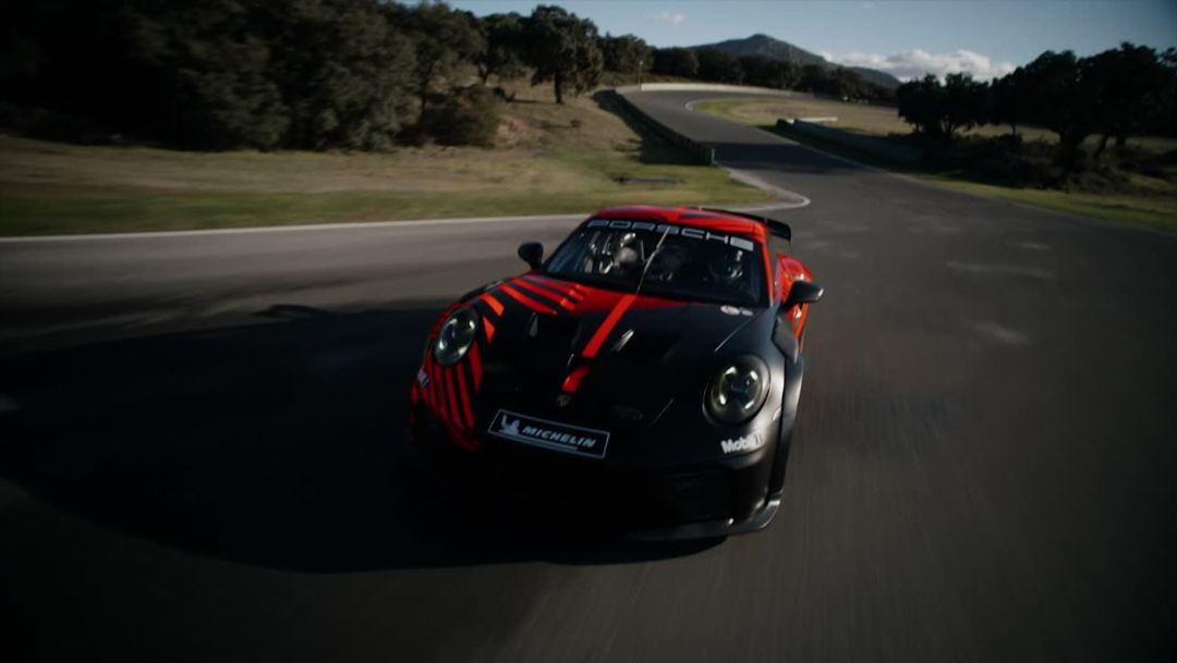 El nuevo Porsche 911 GT4 R en la pista