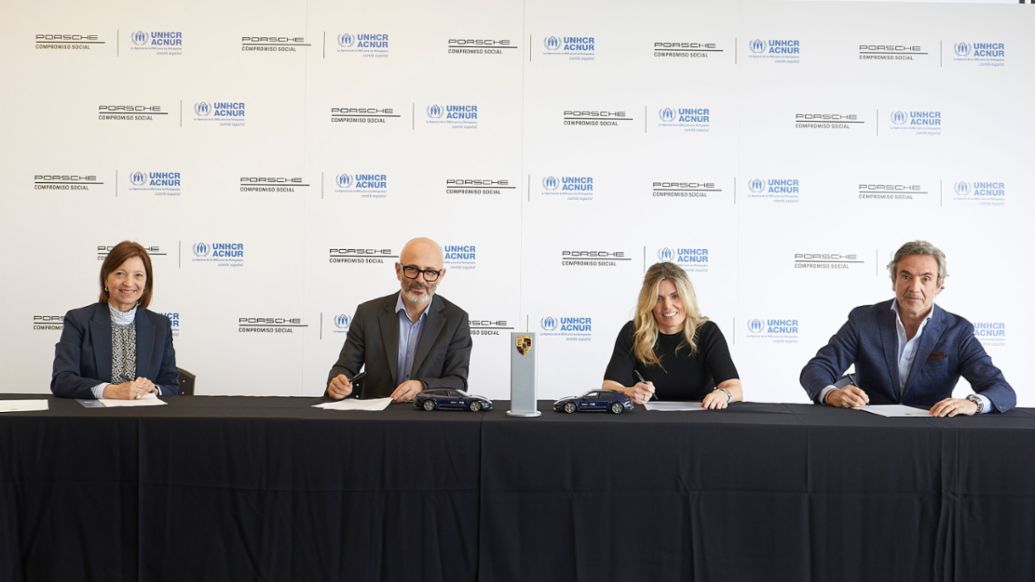 Mª Belén Camba Barbolla, Directora de Proyectos Institucionales del Comité Español de ACNUR, Francesco Sciacca, Director General del Comité Español de ACNUR, Julia Bosch, Directora Financiera de Porsche Ibérica, Tomás Villén, Director General de Porsche Ibérica (i-d), colaboración Porsche Ibérica - ACNUR para el programa &quot;Emergencia en Ucrania&quot;, 2022, Porsche Ibérica