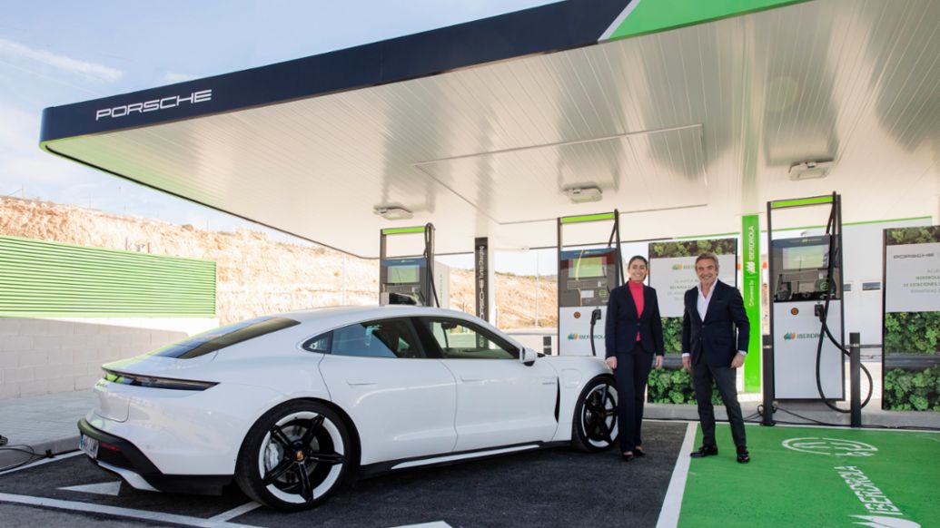 Raquel Blanco, Directora Global de Smart Mobility de Iberdrola, Tomás Villén, Director General de Porsche Ibérica (i-d), inauguración de estación de carga ultrarrápida, Comunidad Valenciana, 2022, Porsche Ibérica