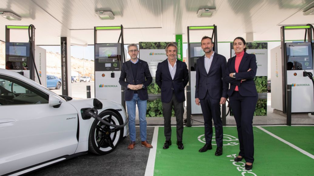 Arcadi España, Conseller de Política Territorial, Obras Públicas y Movilidad de la Comunidad Valenciana, Tomás Villén, Director General de Porsche Ibérica, Carlos González, Alcalde de Elche, Raquel Blanco, Directora Global de Smart Mobility de Iberdrola (i-d), inauguración de estación de carga ultrarrápida, Comunidad Valenciana, 2022, Porsche Ibérica