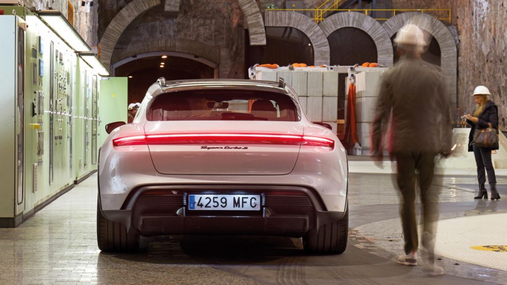 Porsche Taycan Turbo S Cross Turismo, central hidroeléctrica Aldeadávila, 2023, Porsche Ibérica