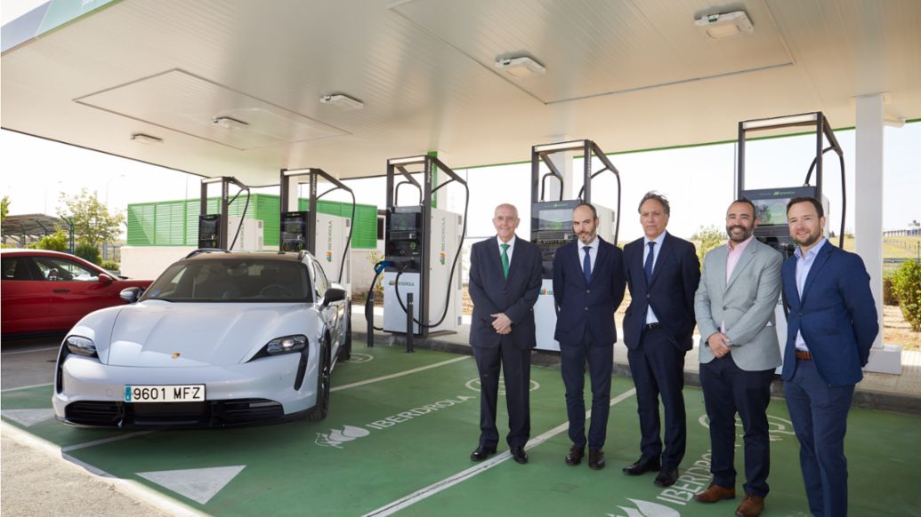 Pedro Díaz Mesonero, Presidente y Consejero Delegado de Cetramesa; Alfonso Arroyo, Director General de Energía y Minas de la Junta de Castilla y León; Carlos García Garbayo, Alcalde de Salamanca; Jorge Muñoz, Director de Smart Mobility de Iberdrola; Benjamin Bartsch, Director de Charging Network &amp; Smart Mobility en Porsche Ibérica (i-d), inauguración estación Iberdrola en Salamanca, 2023, Porsche Ibérica