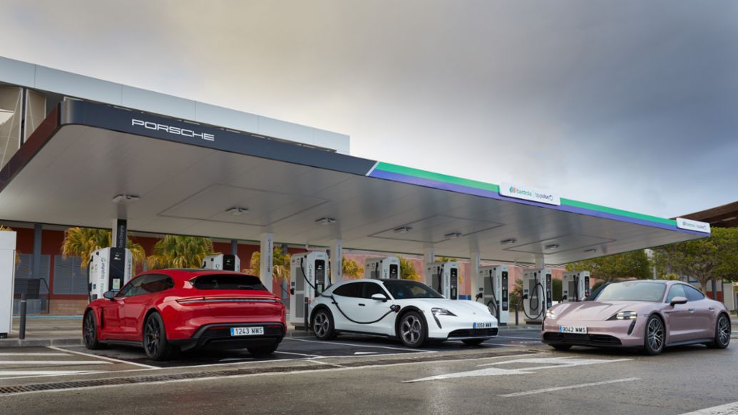 Estación de carga ultrarrápida de Porsche e Iberdrola / bp pulse, Porsche Taycan, Murcia, 2024, Porsche Ibérica