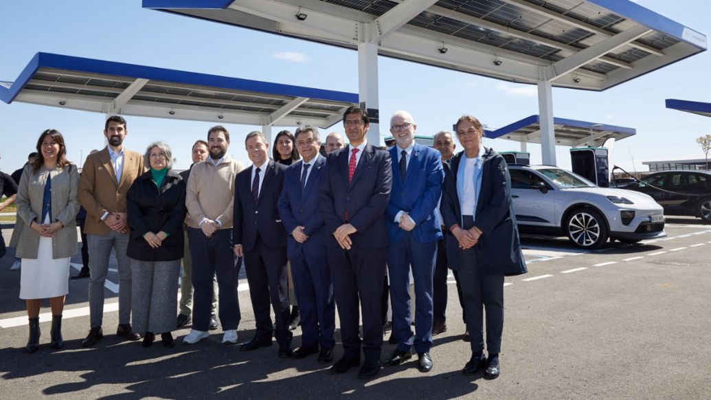 Emiliano García-Page, Presidente de Castilla-La Mancha (centro), Leopoldo Sierra, Alcalde de Daimiel (a su izquierda), Daniel Pérez Gutiérrez, CEO de Zunder (a su derecha), y otras personalidades, estación de Porsche y Zunder en Daimiel, 2025, Porsche Ibérica
