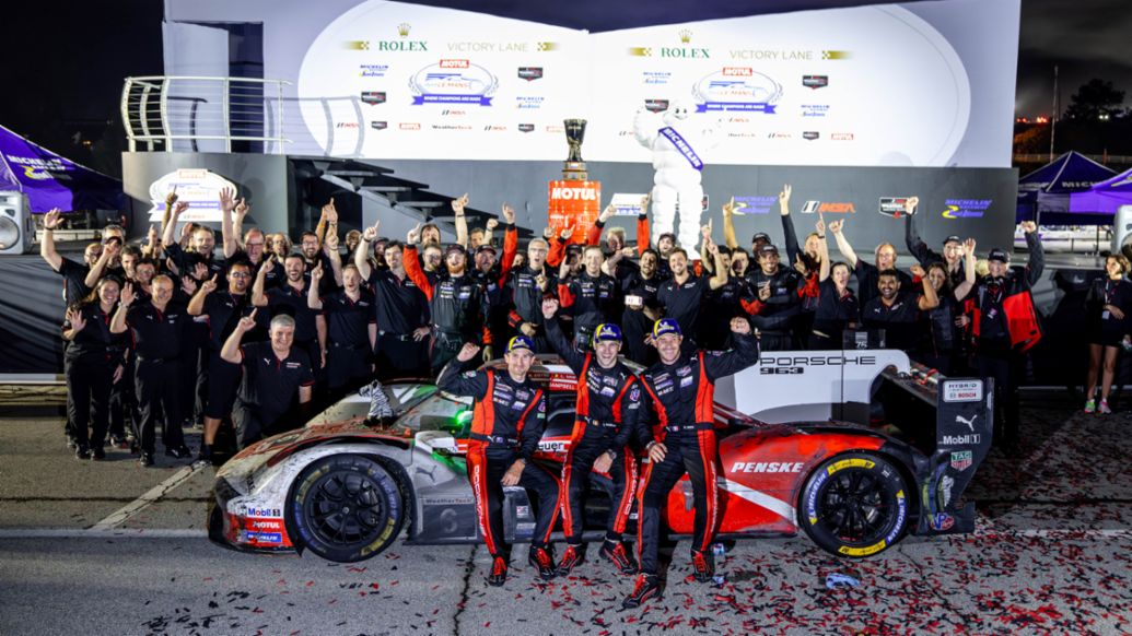 Matt Campbell (Australia), Laurens Vanthoor (BEL) y K&eacute;vin Estre (FRA) (i-d), Porsche Penske Motorsport (n&ordm; 6), Road Atlanta, campeonato IMSA, 2026, Porsche AG