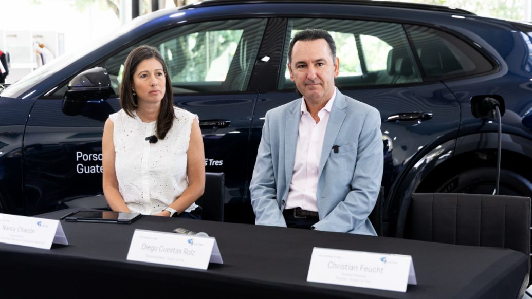 De izquierda a derecha: Nancy Chac&oacute;n, Vicepresidente de AMEGUA (Asociaci&oacute;n de Movilidad El&eacute;ctrica de Guatemala) y Diego Cuestas Rolz, Gerente General de Grupo Los Tres, distribuidor exclusivo de Porsche en Guatemala.