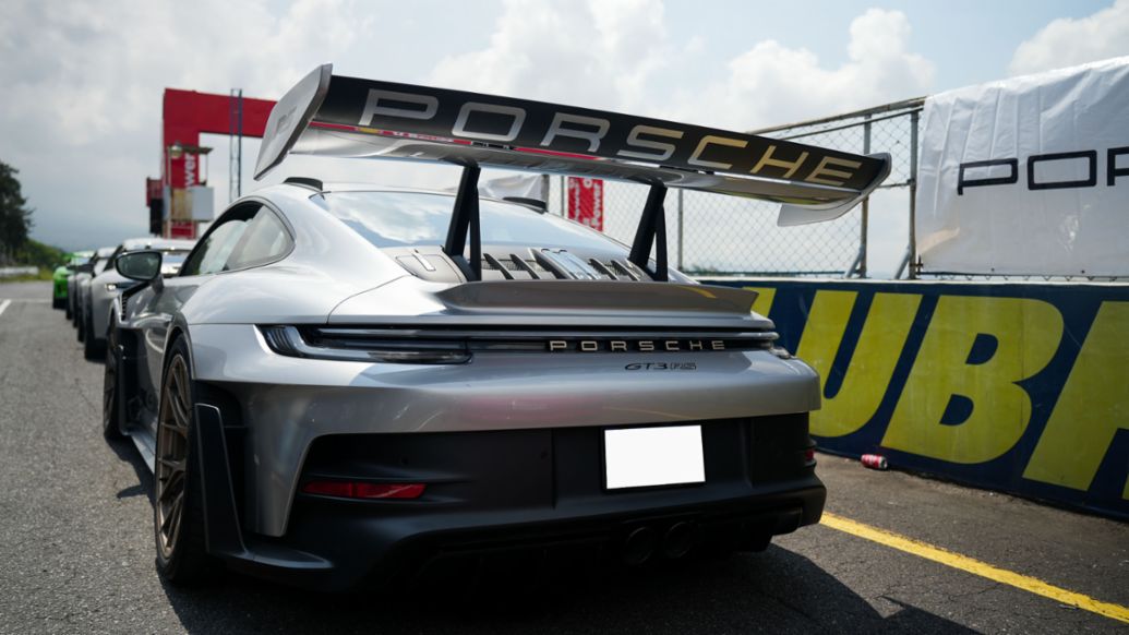 El Porsche 911 GT3 RS (992.1) en color GT Silver durante el Porsche Track Day celebrado en el Aut&oacute;dromo Pedro Cofi&ntilde;o.