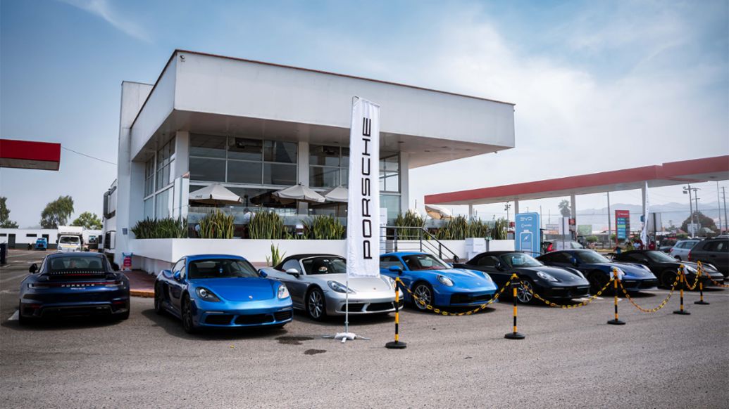 Exhibici&oacute;n de deportivos de Porsche frente al restaurante Do&ntilde;a Paulina, como parte del Driven Summer Experience. Lima, Per&uacute;, Porsche AG.