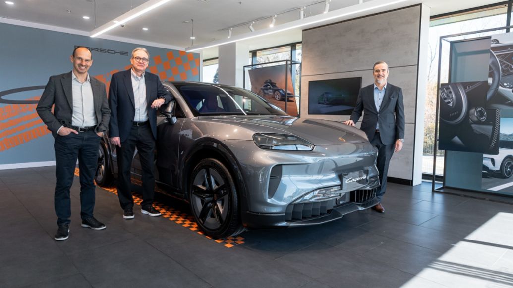 Gustavo Gioia, Gerente General de Porsche Argentina &amp; Uruguay, Marcelo Irigaray, Gerente del Porsche Center Uruguay, y Christoph Klein, Director de Desarrollo de Negocios de Porsche Latinoam&eacute;rica, Porsche Cayenne El&eacute;ctrico, Launch Event, Montevideo, Uruguay, 2026, Porsche Center Uruguay.