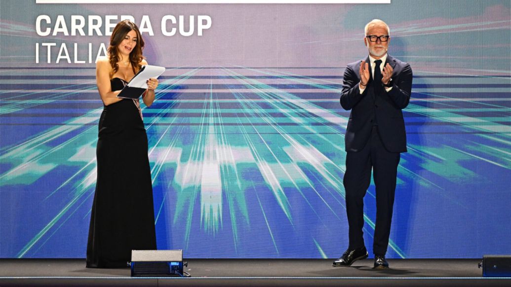 Sul palco Pietro Innocenti, Amministratore Delegato di Porsche Italia e Federica Masolin, presentatrice della serata