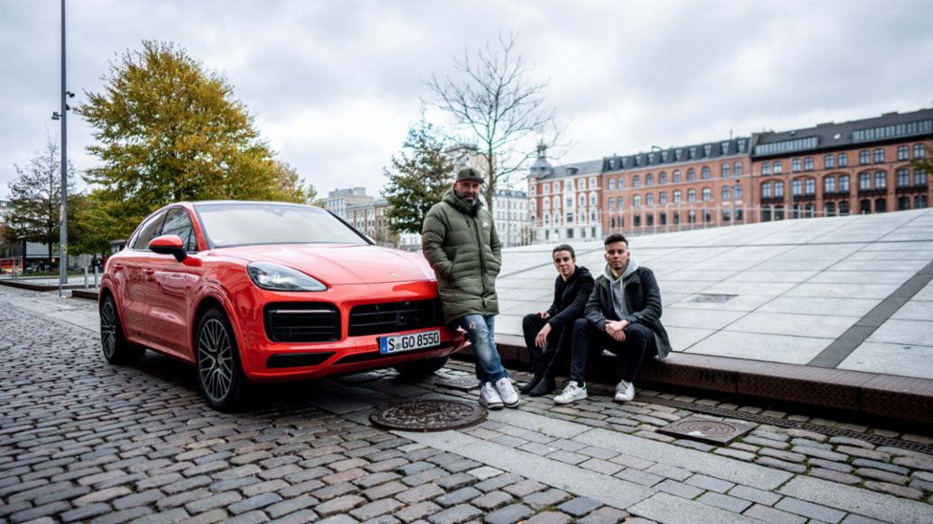 Niko Hüls, Mads Halling Gebuhr, Mathias Halling Gebuhr, l-r, Cayenne S Coupé, Roadtrip Back2Tape, Copenhagen, 2020, Porsche AG