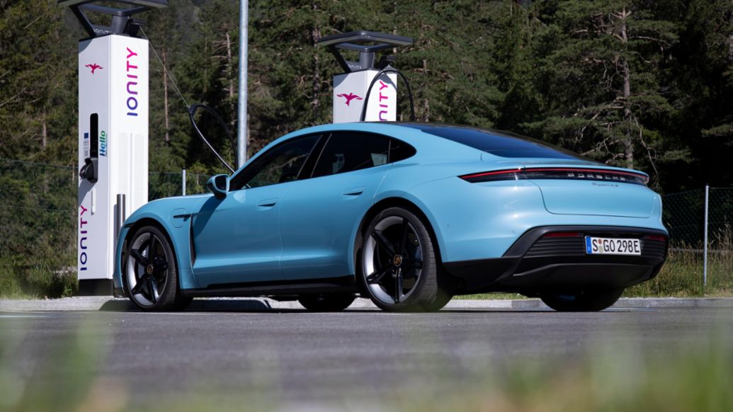 Taycan 4S, red de carga rápida Ionity, 2021, Porsche AG