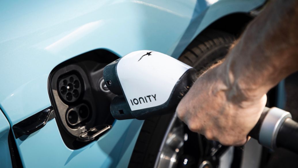 Taycan 4S, red de carga rápida Ionity, 2021, Porsche AG