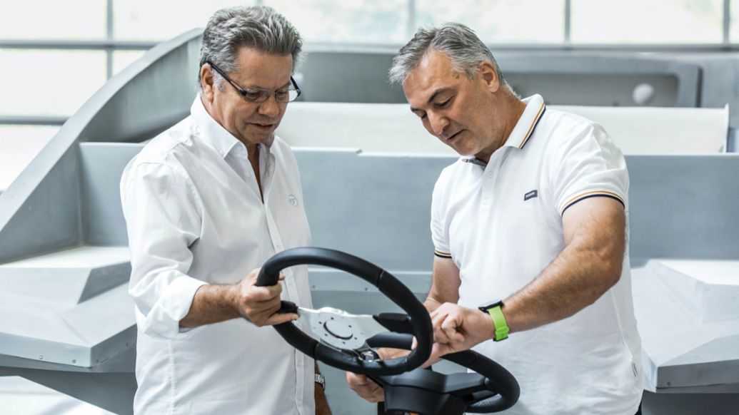 Michael Frauscher, Director General de Frauscher, Jörg Kerner, responsable de la gama Macan (i-d), Frauscher × Porsche 850 Fantom Air, 2023, Porsche AG