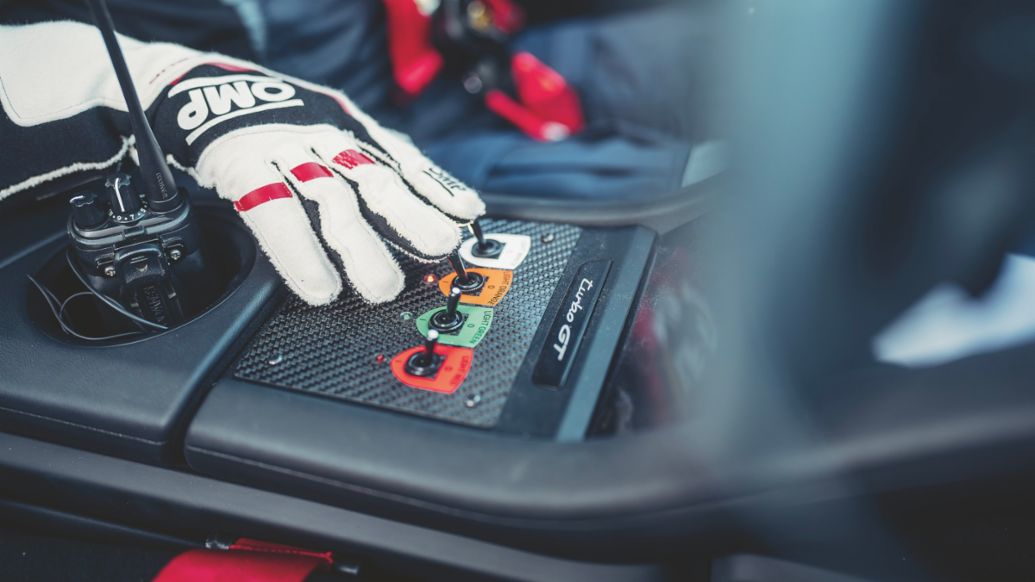 Taycan Turbo GT con paquete Weissach, coche de seguridad en Fórmula E, 2024, Porsche AG