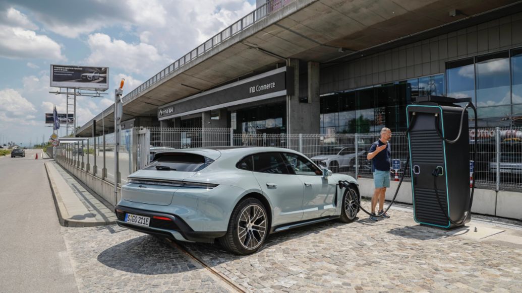 Taycan Sport Turismo con batería Performance Plus, viaje Stuttgart - Estambul - Stuttgart, 2024, Porsche AG