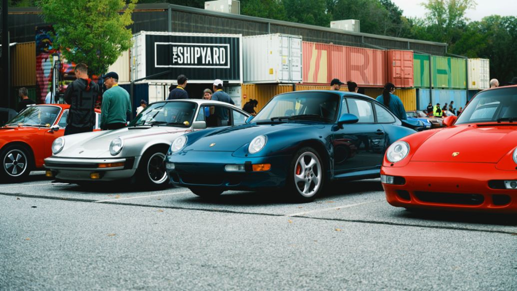 Porsche 911 (Serie F), Porsche 911 Turbo (930), Porsche 911 Turbo (993) (azul y rojo) (i-d), Luftgek&uuml;hlt 12, Atlanta, 2026, Porsche AG