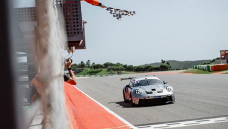 Jack Sherwood inaugure la nouvelle saison de GT3 Cup en empochant deux victoires