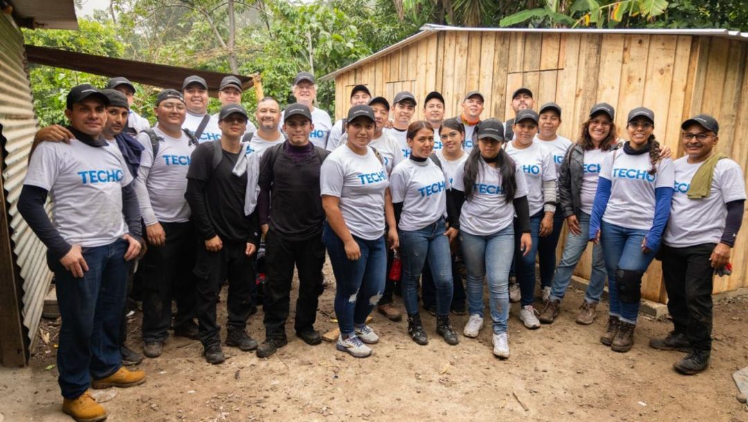 Porsche Guatemala y Grupo Los Tres junto a TECHO entregan un hogar digno a familia guatemaltecas