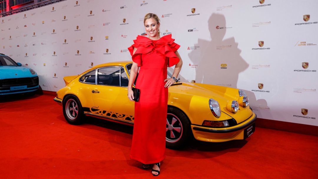 Tennis pro Angelique Kerber draws the winner of a Signalyellow Macan