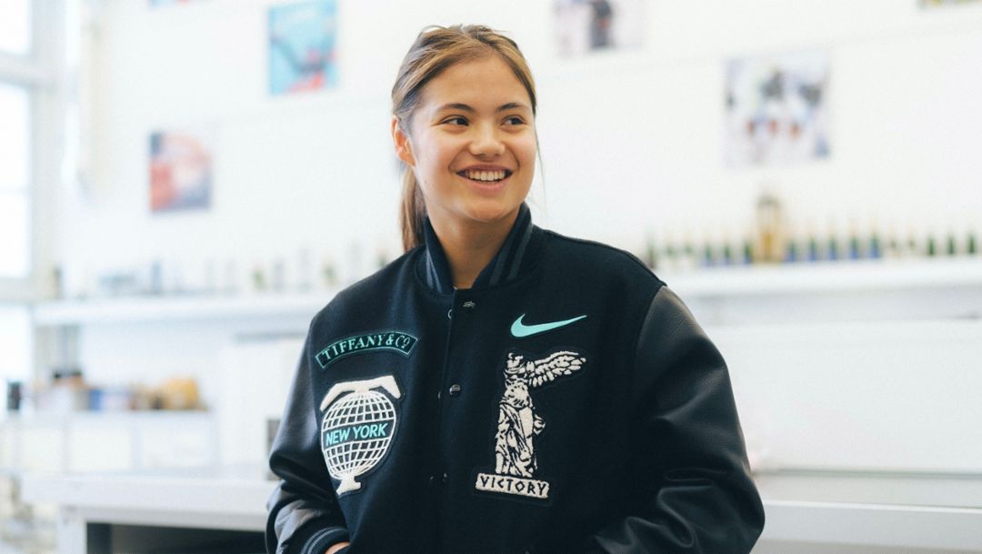 Tennis star Emma Raducanu visits Porsche Motorsport