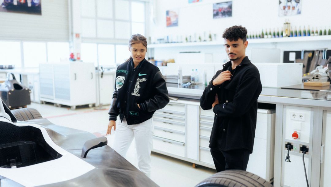 Tennis star Emma Raducanu visits Porsche Motorsport