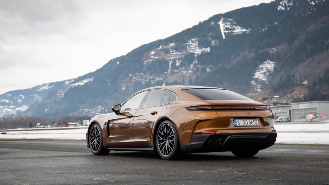 Pure exhilaration: Walter Röhrl drives the new Porsche Panamera Turbo E-Hybrid