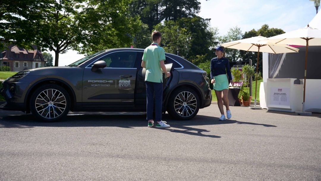 World class golfers enjoy a Tee Time Ride in a Porsche