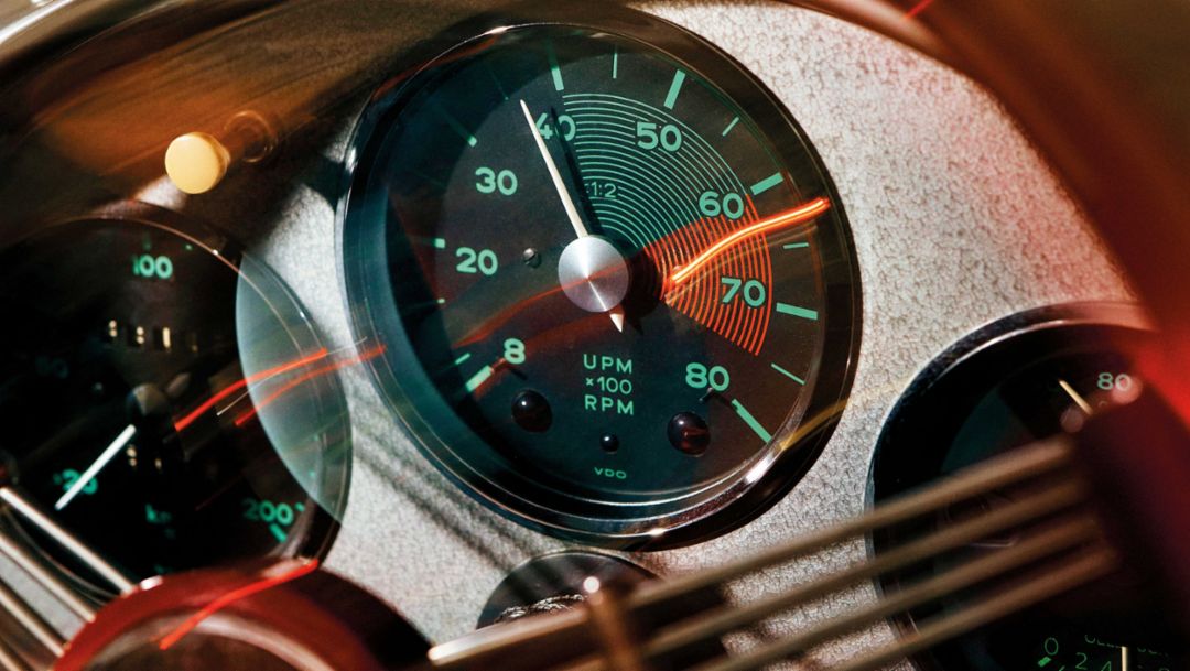 Racing DNA: The centrally positioned tachometer
