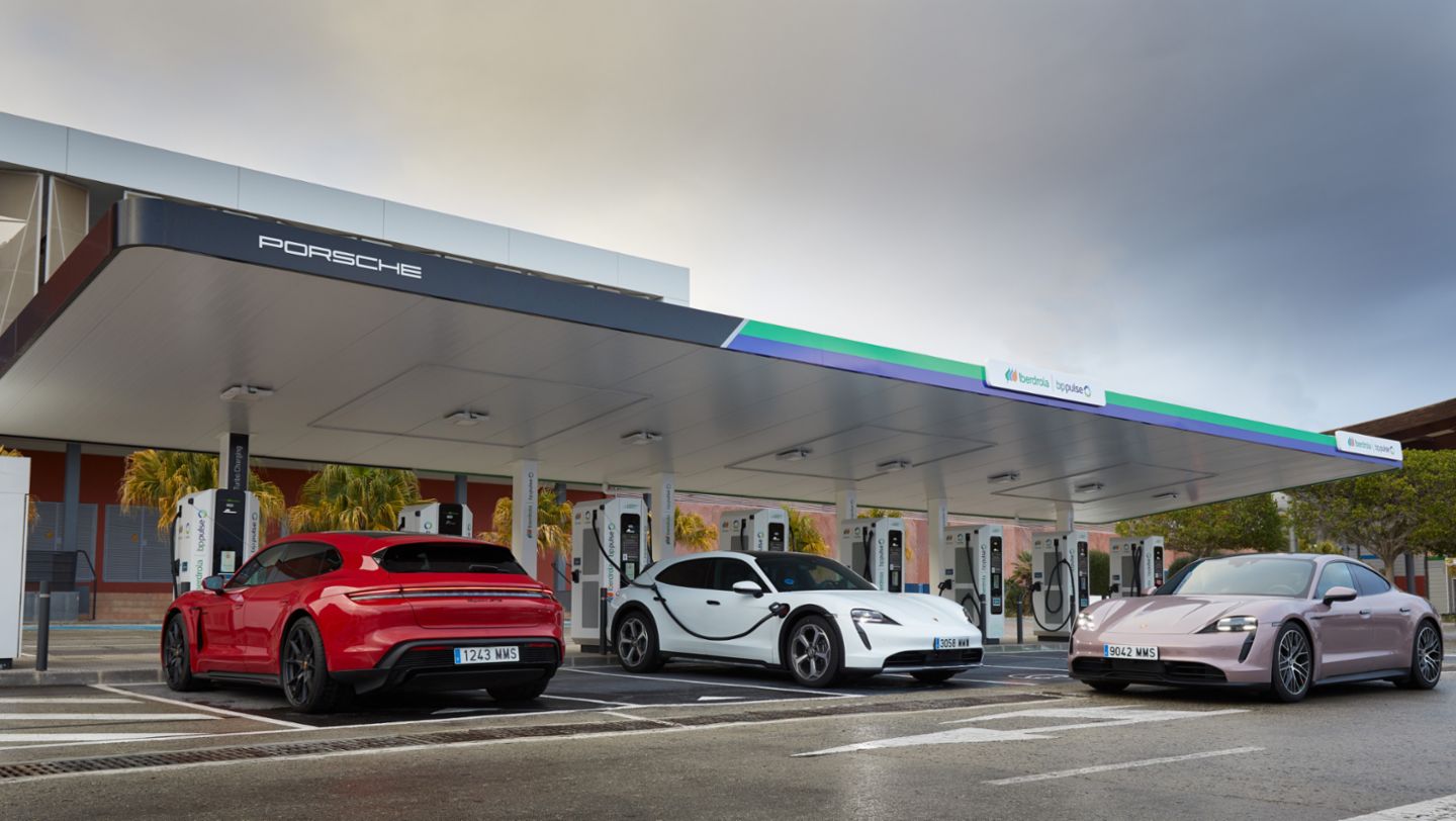 Estación de carga ultrarrápida de Porsche e Iberdrola / bp pulse, Murcia, 2024, 40º aniversario de Porsche Ibérica (1984-2024)