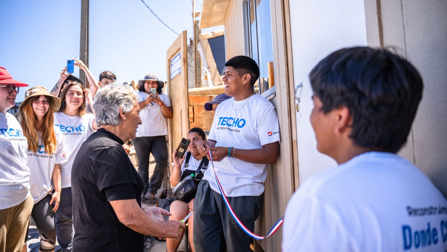 Porsche y TECHO Chile refuerzan apoyo a familias afectadas por incendios en el Biobío