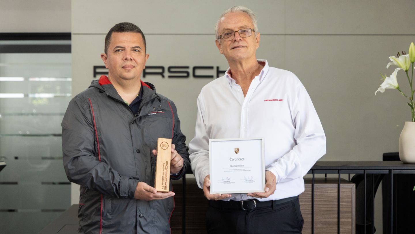 De izquierda a derecha: Marco García, Jefe de Taller y Christian Feucht, Gerente de Posventa Porsche en Guatemala.
