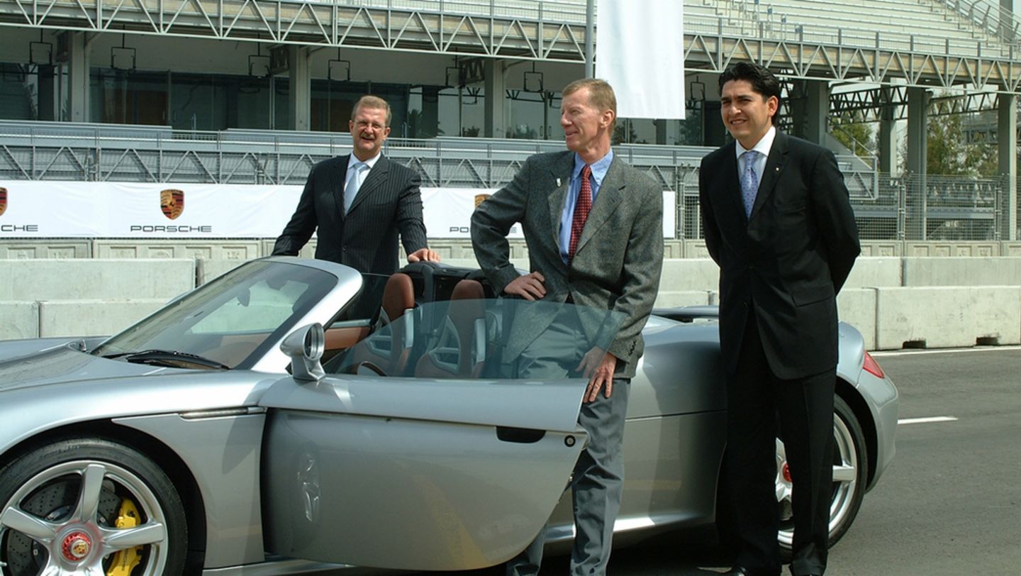 2004: Presentación del Porsche Carrera GT en México. Wendelin Wiedeking, Presidente de Porsche AG; Walter Röhrl, ex campeón mundial de Rally, y Fernando Flores, Director de Porsche de México