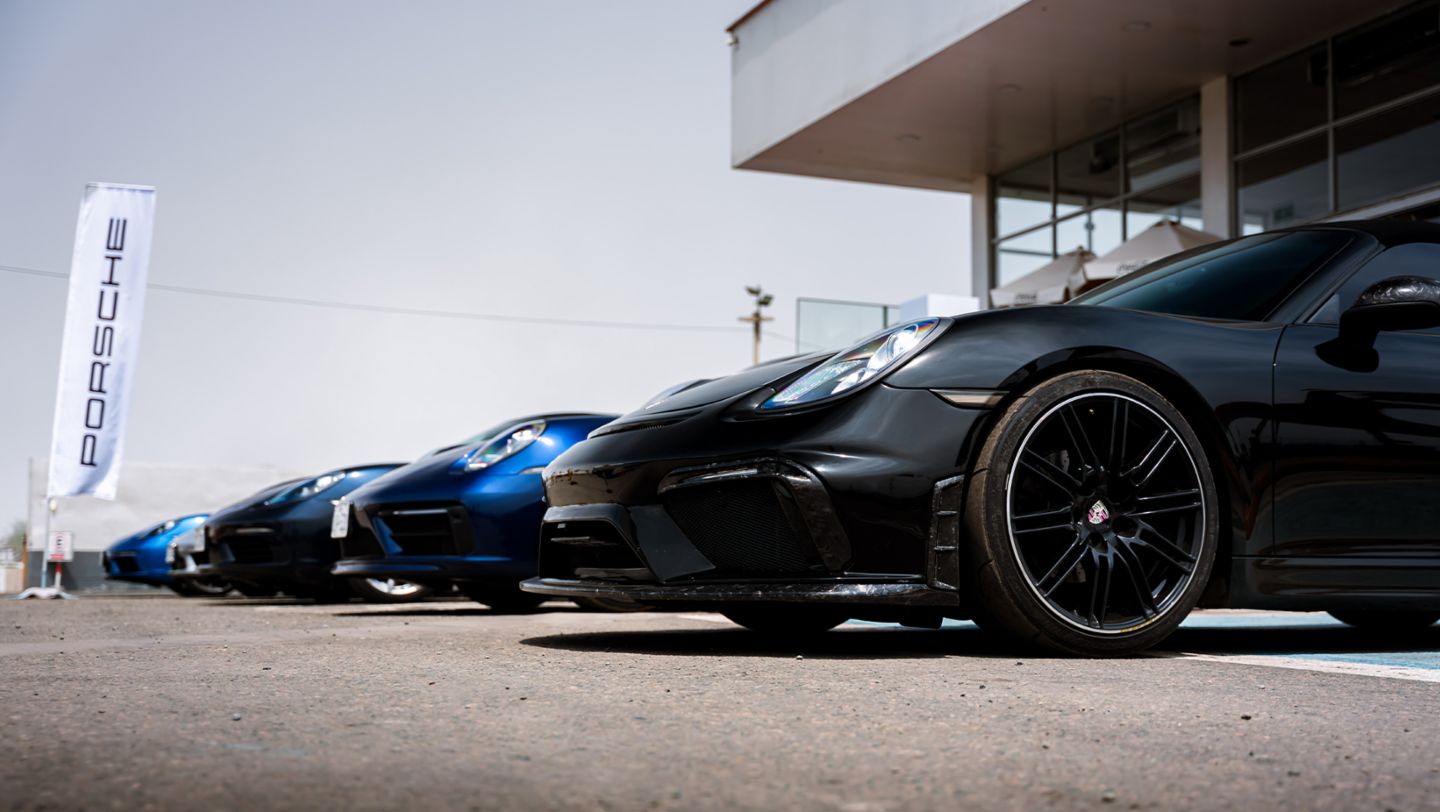 Vista frontal de los modelos de Porsche exhibidos durante el Driven Summer Experience, alineados frente al restaurante Doña Paulina. Lima, Perú, Porsche AG.