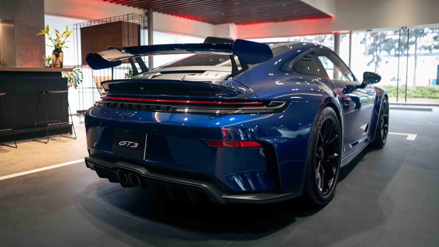 Alerón trasero del nuevo 911 GT3 color azul Gentian, en la presentación de este icónico modelo con motivo de su 25.º aniversario, realizada en el Porsche Center Lima, ubicado en Surquillo, Lima, Perú, Porsche AG.