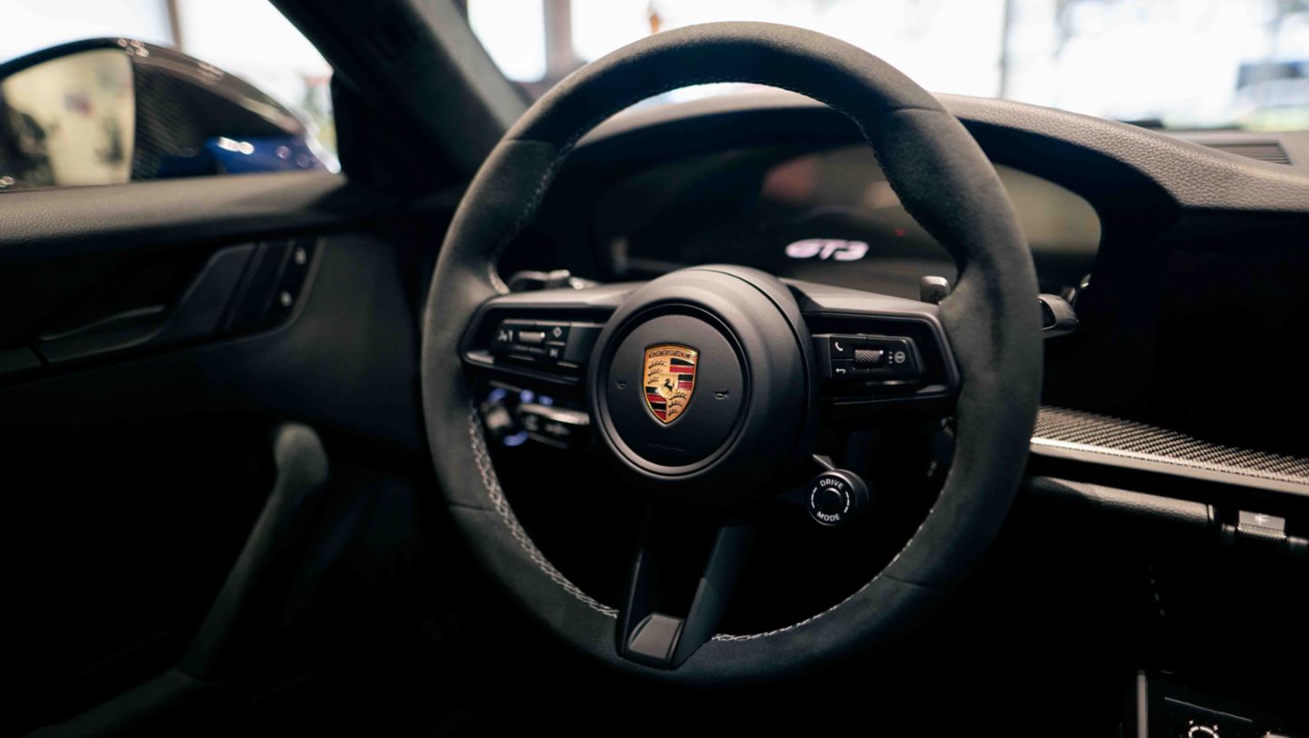 Foto de detalle del timón del nuevo 911 GT3 color azul Gentian, en la presentación de este icónico modelo con motivo de su 25.º aniversario, realizada en el Porsche Center Lima, ubicado en Surquillo, Lima, Perú, Porsche AG.