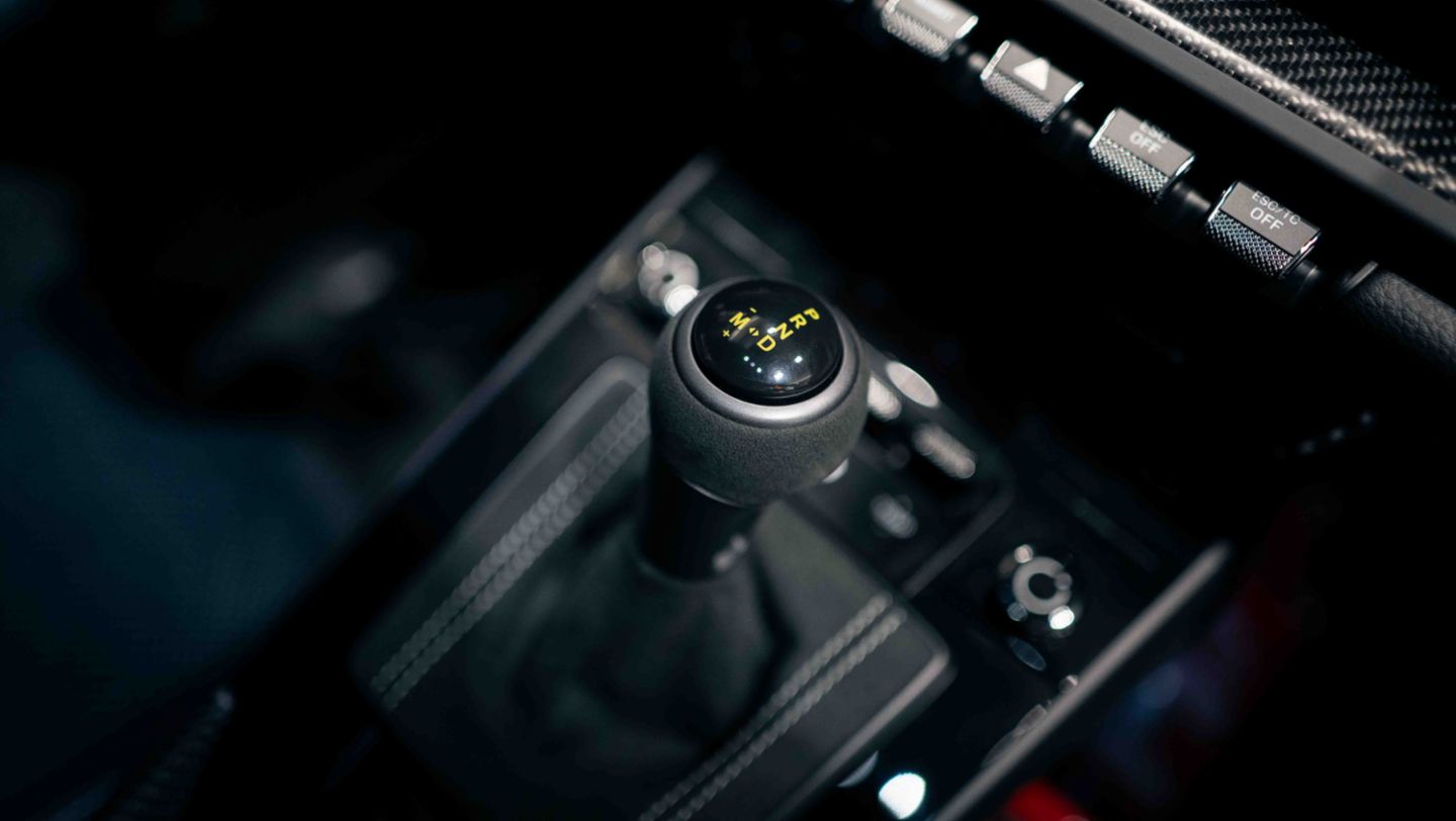 Foto de detalle de la palanca de cambios del nuevo 911 GT3 color azul Gentian, en la presentación de este icónico modelo con motivo de su 25.º aniversario, realizada en el Porsche Center Lima, ubicado en Surquillo, Lima, Perú, Porsche AG.
