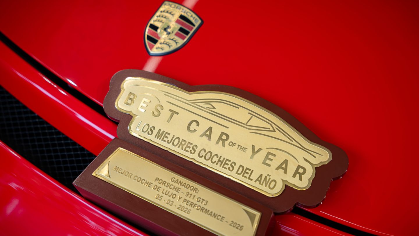 Premio ‟Best Car of the Year: Los Mejores Coches del Año”, otorgado al Porsche 911 GT3 en la categoría lujo y performance, junto a la insignia de Porsche. Lima, Perú. Porsche AG.