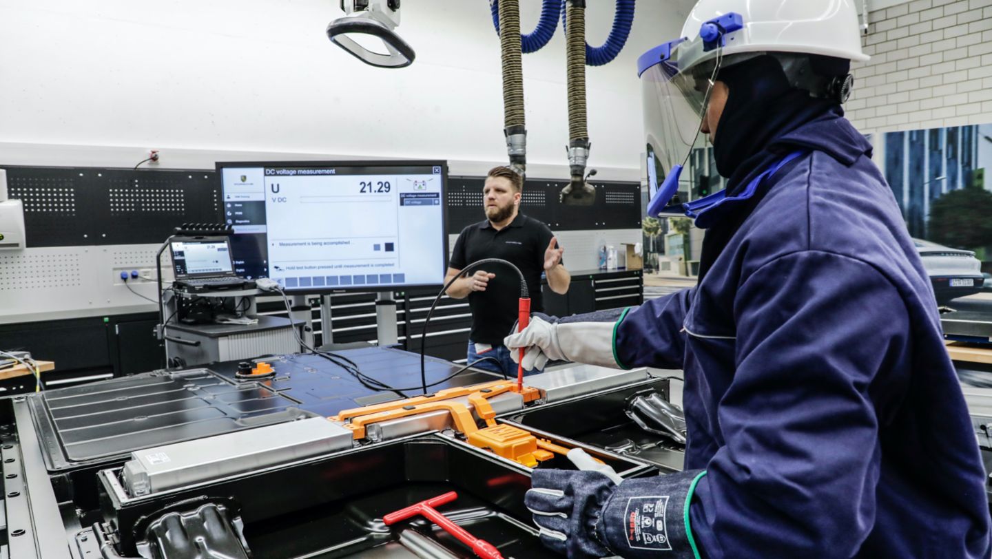 Taller de reparación de baterías de alta tensión, Zuffenhausen, 2022, Porsche AG