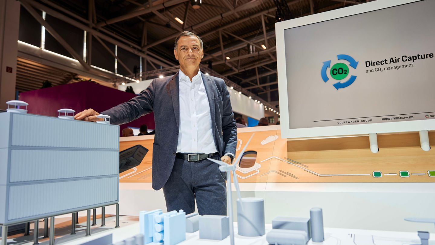 Minister of Transport Baden Württemberg Winfried Hermann, Minister of Economic Affairs Baden Württemberg Nicole Hoffmeister-Kraut, Minister President Winfried Kretschmann, Lutz Meschke, Professor Frithjof Staiß of ZSW (l-r), 2023, Porsche AG