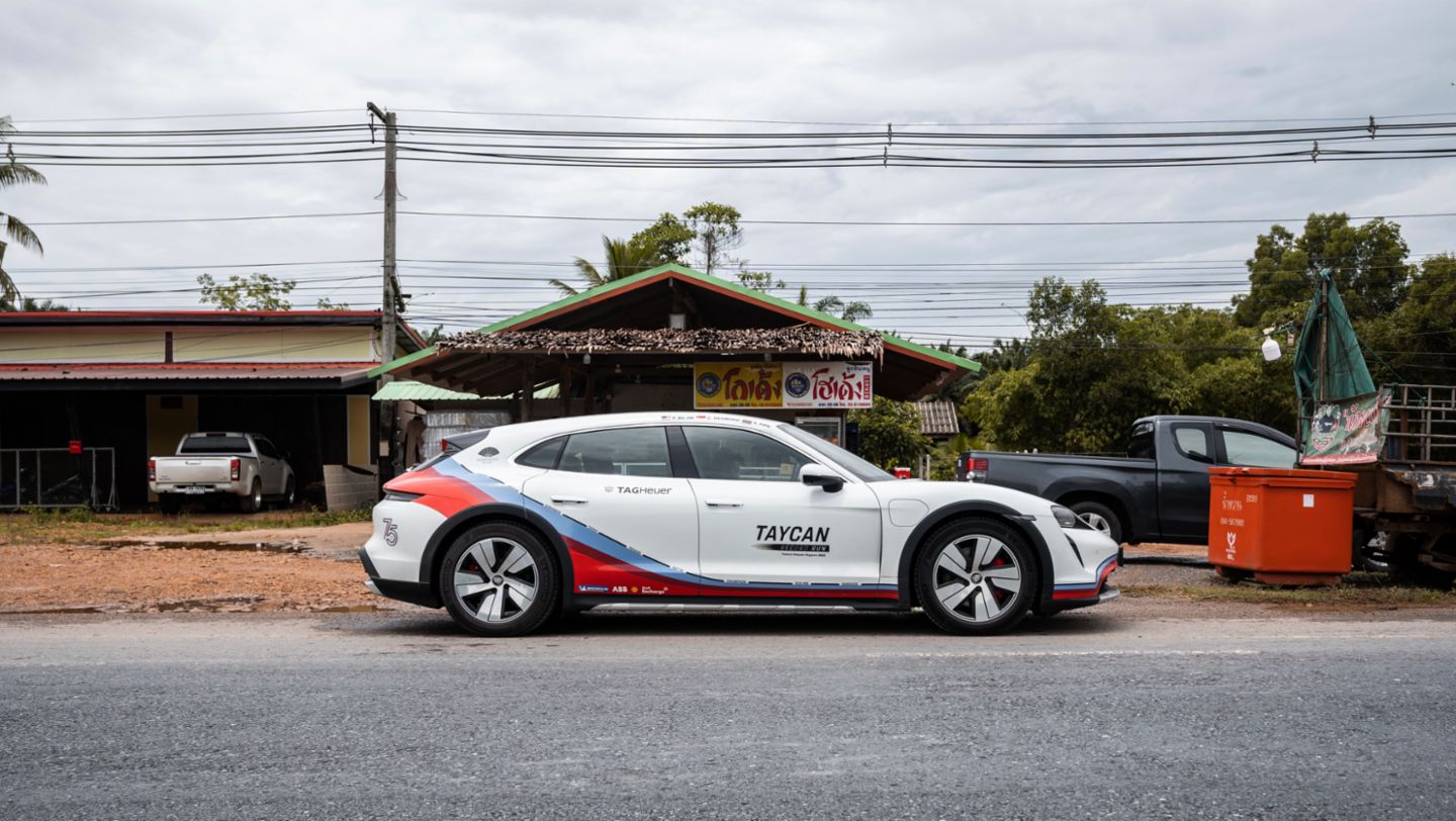 Porsche Taycan 4S Cross Turismo, récord en la ruta de Tailandia a Singapur, 2023, Porsche AG