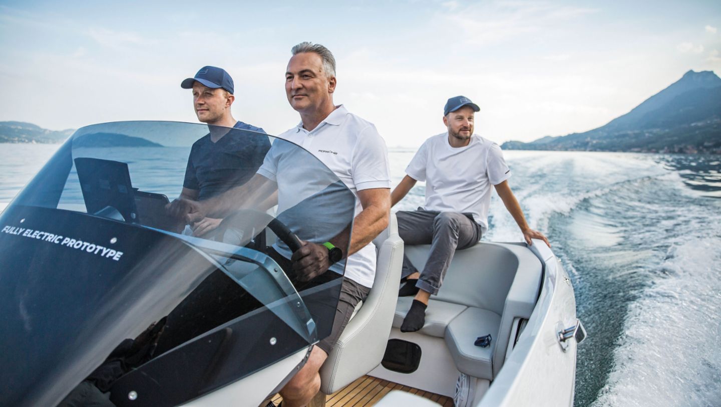 Thomas Warbeck, ingeniero de Porsche Engineering, Jörg Kerner, responsable de la gama Macan, Philip Ruckert, Director del proyecto "eBoot" (i-d), Frauscher × Porsche 850 Fantom Air, 2023, Porsche AG