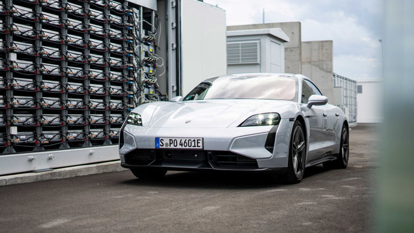 Sistema de almacenamiento con baterías equipado con módulos de los Taycan utilizados por I+D, Porsche Leipzig, 2024, Porsche AG